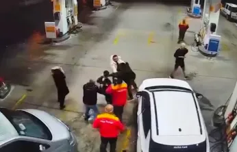 Akaryakıt istasyonunda kaza sonrası kavga çıktı