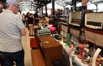 Antikacılar, her zamanki gibi aynı yerde