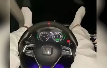 Ayaklarıyla araç kullanıp trafiği tehlikey attı: 2 Bin lira ceza ile kurtuldu