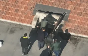 Babasını bıçaklayarak öldüren şüpheli, işyeri çatısında yakalandı