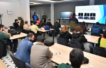 Başkan Büyükkılıç, Bilişim Akademisi dersine katıldı