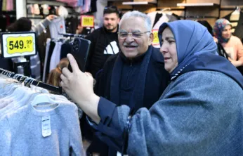 Başkan'dan Sivas Caddesi Esnafına Tatlı İkramı
