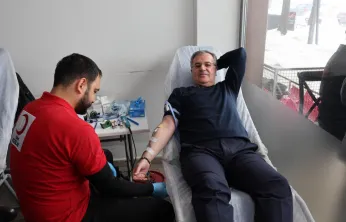 Başkan Özdoğan, Kızılay'a kan bağışı yapıp çağrıda bulundu