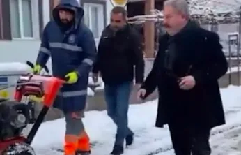 Başkan Palancıoğlu, kar küreme aracıyla yol açma çalışmalarında