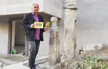 Belgesel çekerken tarihi yazıt buldu