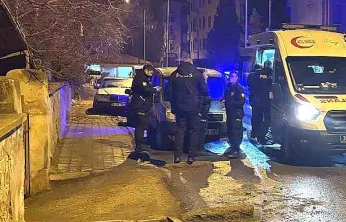 Bıçaklanan genç binaya sığındı