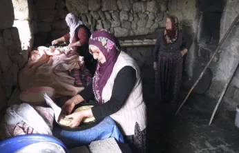 Bu köyde Ramazan öncesi imece usulüyle ekmek yapılıyor