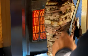 Çalışırken silahlı saldırıya uğrayan döner ustası yaralandı