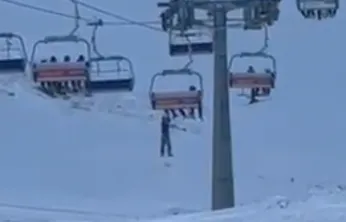 Erciyes'te Teleferikte Asılı Kalan Kayakçı Düşmemiş: İndirilmiş