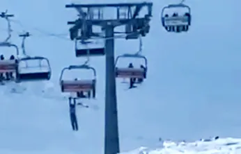 Erciyes'te yürekler ağza geldi: Telesiyeje asılı genç yere çakıldı