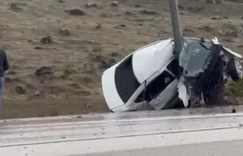 Erciyes Yolunda Korkunç Kaza: Direğe çarpan araç ikiye katlandı