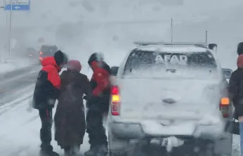 Erciyes yolunda mahsur kalan araçlara AFAD ekipleri müdahale etti