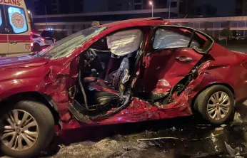 Erkilet Bulvarı'nda kamyonla otomobilin çarpıştığı kazada 3 yaralı