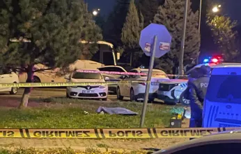 Eşi tarafından sokak ortasında bıçaklanan kadın hayatını kaybetti