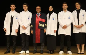 Genç doktor adayları önlüklerini törenle giydi