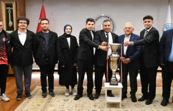 Görme Engelliler Spor Kulübü, şampiyonluk kupasını Büyükkılıç'a sundu