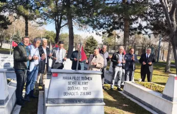 İYİ Partililer kartal Şehitliğini Ziyaret Etti