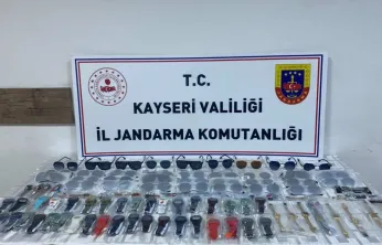 Jandarma, gümrüksüz 60 saat ve 34 güneş gözlüğü ele geçirdi