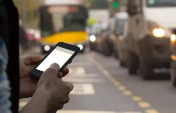 Jandarma uyardı: Yürürken ve araç sürerken cep telefonu ile ilgilenmek, kazalara davetiye çıkarabilir