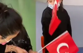 KANKA hastanesindeki çocuklara bayrak sevgisi etkinliği