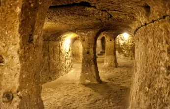 Kapadokya'nın Gizemli Derinkuyu Yeraltı Şehri: Tarih ve İnançların Karanlık Sığınağı