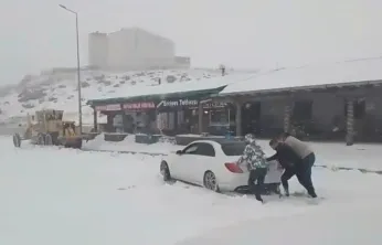 Kar yağışı bazı bölgelerde ulaşımı zorlaştırdı