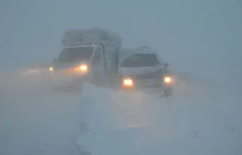 Kar yağışında mahsur kalan aile polis ekiplerince kurtarıldı