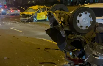 Karşı şeride geçen otomobil ticari taksi ile çarpıştı: 1'i ağır 3 yaralı