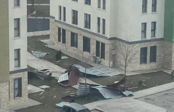 Kayseri'de kuvvetli rüzgar etkili oldu: Çatılar uçtu, levhalar zarar gördü