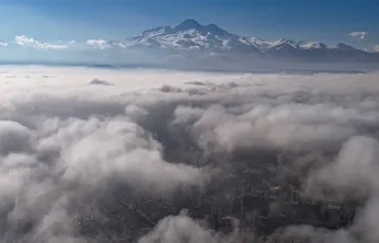 Erciyes'in Büyüleyici Görüntüleri: Osman Arabacı'nın Dronu ile Sis Altında Bir Başka Dünya
