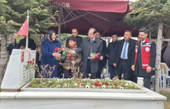 Kayseri'nin ilk kadın şehidi Ayşegül Pürnek, kabri başında dualarla anıldı