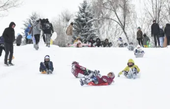 Kızak, tepsi ve naylonla karın tadını çıkardılar