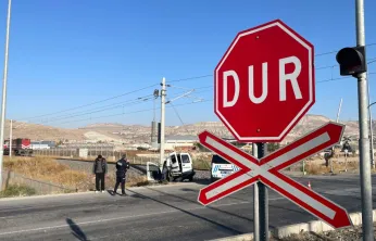 Lokomotif, hemzemin geçtte araca çarptı: 2 kişi yaralandı