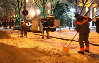 Melikgazi'de kar küreme ve tuzlama çalışmaları sürüyor