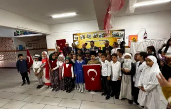 Miniklerden 'Geçmişten Geleceğe Cumhuriyet Sokağı' etkinliği