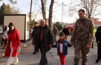 Müdür Aydın, şehidimizin emaneti Metahan'ı okulun ilk gününde yalnız bırakmadı