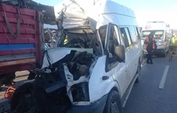 Öğrenci servisi, TIR'a çarptı: 1 kişi öldü, 7 yaralı