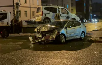 Otomobil ile hafif ticari araç çarpıştı: 4 yaralı