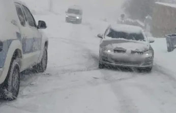 Polis ekipleri mahsur kalan 5 vatandaşı kurtardı