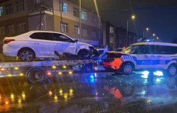 Polis otosu ile otomobil çarpıştı: 1 kişi yaralandı