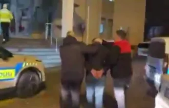 Polise çarpıp kaçan alkollü ve ehliyetsiz sürücü tutuklandı