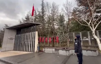 Şehit Komandolar durağındaki yıpranan bayrak yenisiyle değiştirildi