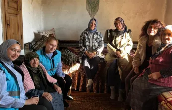 Selanik göçmeni Dönmez'e öğrencilerden hediye