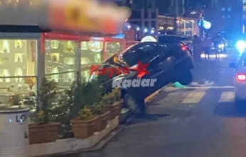 Sürücüsünün durduramadığı araç kafeye daldı