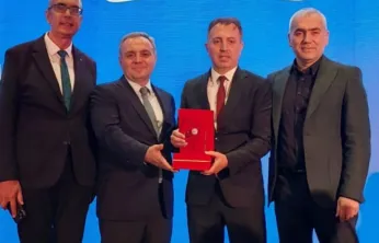 Türk Eczacıları Birliği 2025 Bilim Ödülü'nü ERÜ'lü akademisyene verdi