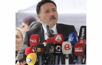 Vali Çiçek: 'Soğuğa ve yağmura rağmen Cumhuriyet'in 102'nci yılı coşkuyla kutladı'