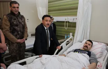 Vali Çiçek yaralı polisi ziyaret etti, Bakan Çiftçi ile görüntülü görüştü