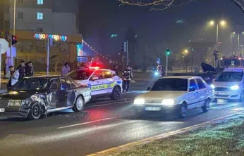 Yakut'da Meydana Gelen Trafik Kazasında 2 araç çarpıştı