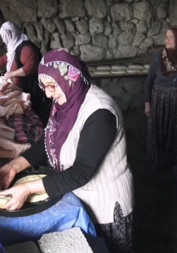 Bu köyde Ramazan öncesi imece usulüyle ekmek yapılıyor