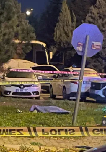 Eşi tarafından sokak ortasında bıçaklanan kadın hayatını kaybetti